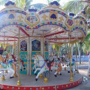 兒童旋轉木馬上傳動與下傳動有什么分別？